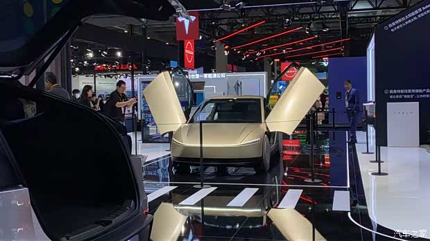 2025进博会：特斯拉Cybercab无人驾驶出租车亚太首发亮相